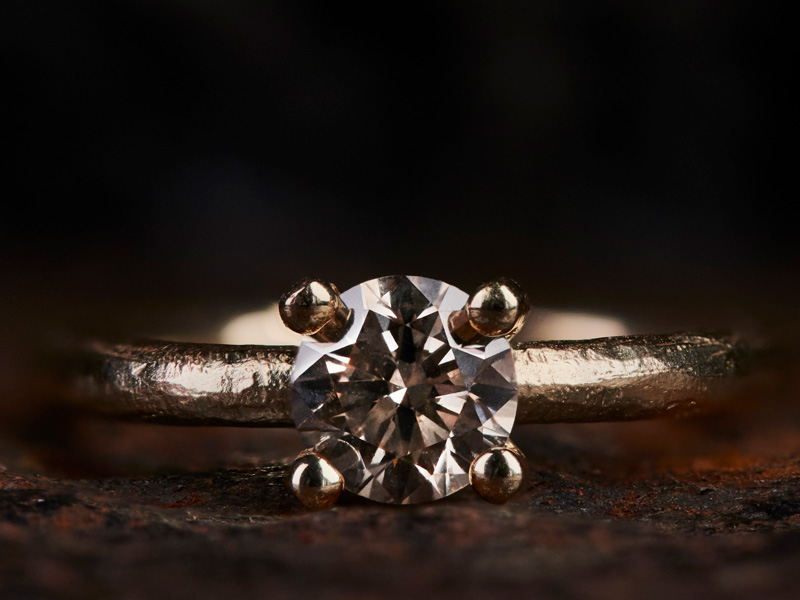 Diamantring med stor smuk diamant unikt design