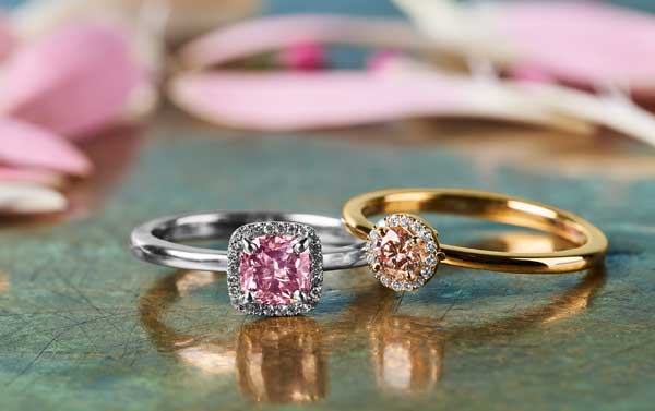 Pink Argyle diamanter i en diamantring med pink Argyle diamant