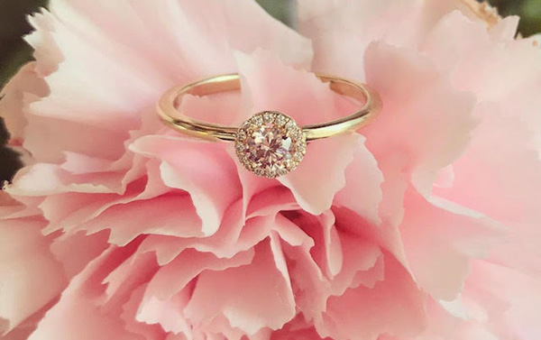 Pink Argyle diamanter i en diamantring med pink Argyle diamant