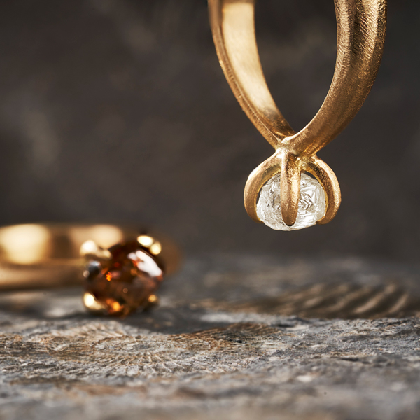 Specialdesignet forlovelsesringe og vielsesringe hos Hirsch Jewellery i Aarhus