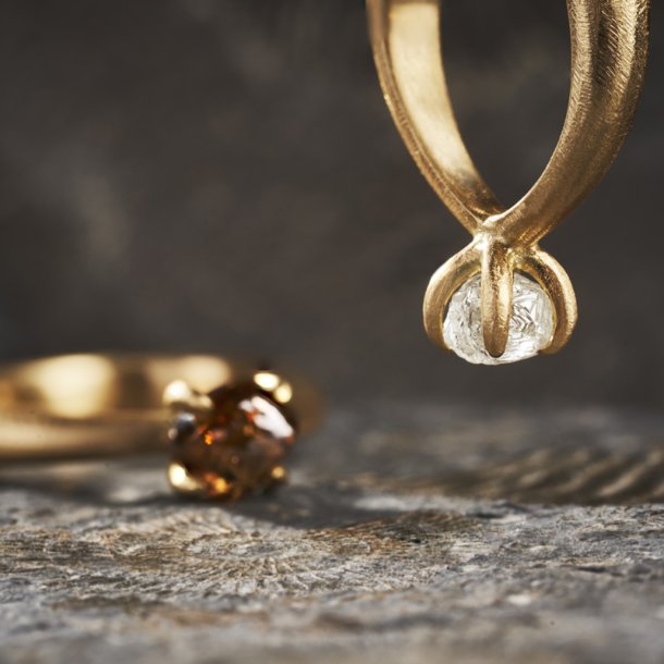 KRAFTIG RING MED R� DIAMANT