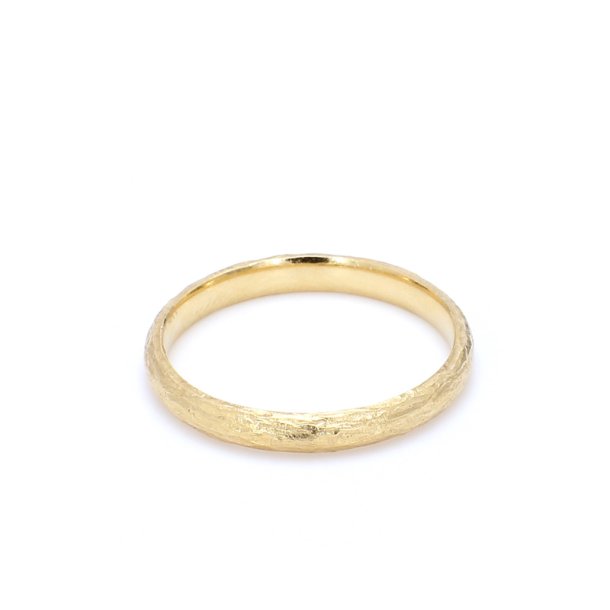 GULDRING MED ORGANISK OVERFLADE