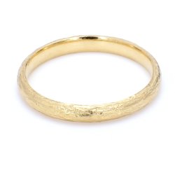 GULDRING MED ORGANISK OVERFLADE