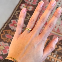 KRAFTIG RING MED R DIAMANT