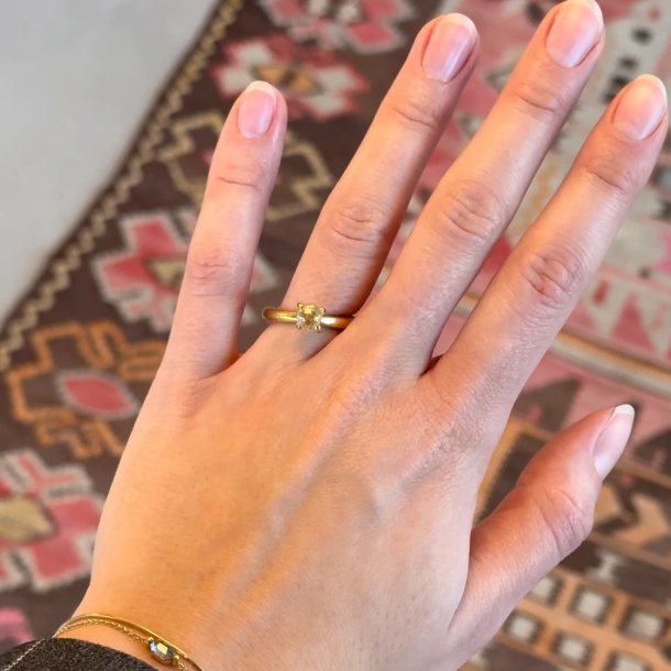 KRAFTIG RING MED R� DIAMANT