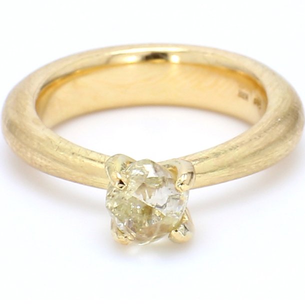 KRAFTIG RING MED R� DIAMANT