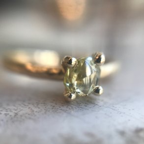 DIAMANTRING MED USLEBEN DIAMANT