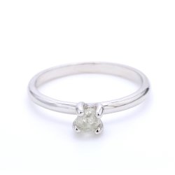 HVIDGULDSRING MED USLEBEN DIAMANT