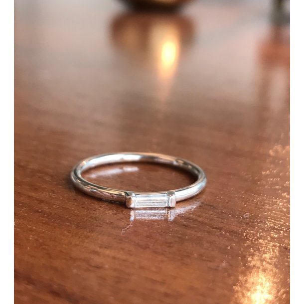 SPINKEL RING MED BAGUETTE DIAMANT