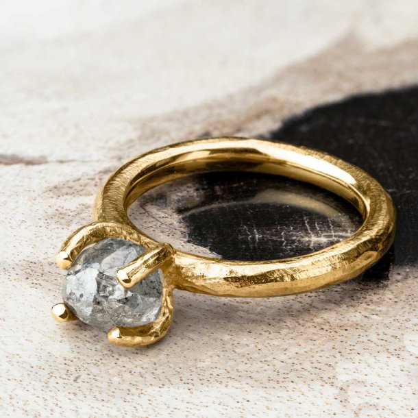 RING MED USLEBEN BL�GR� DIAMANT