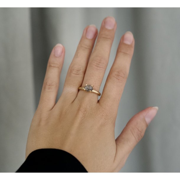 RING MED USLEBEN BL�GR� DIAMANT