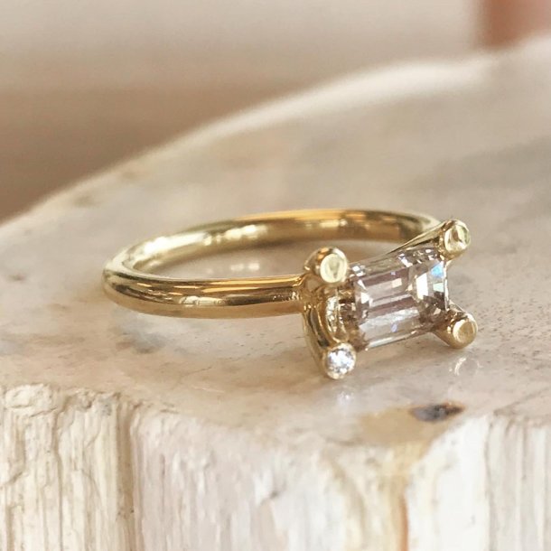 EMERALD CUT DIAMANTRING CHAMPAGNE 