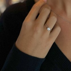 HVIDGULDRING MED DIAMANT