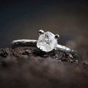 RING I HVIDGULD MED R� DIAMANT
