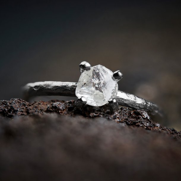 RING I HVIDGULD MED R� DIAMANT