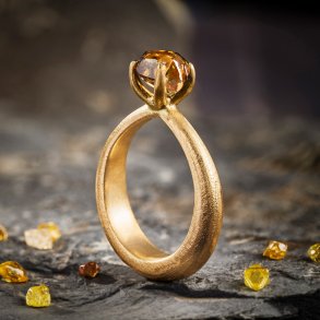 KRAFTIG RING MED R� DIAMANT