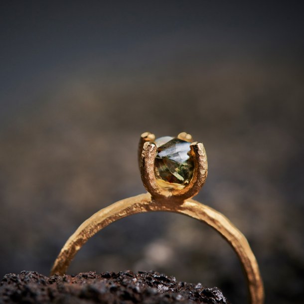 ORGANISK RING MED USLEBEN DIAMANT