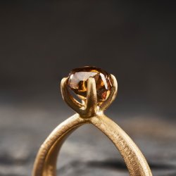 KRAFTIG RING MED R� DIAMANT