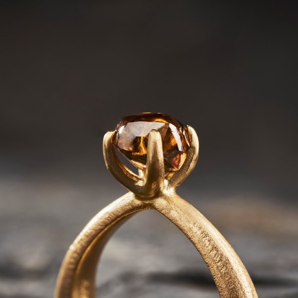 KRAFTIG RING MED R� DIAMANT