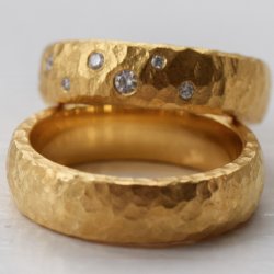 BRED VIELSESRING MED DIAMANT STJERNEDRYS