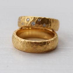 BRED VIELSESRING MED DIAMANT STJERNEDRYS