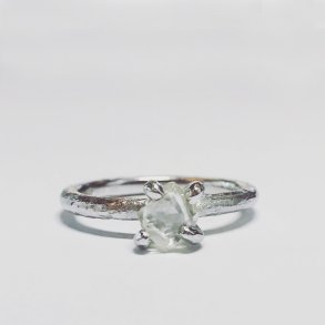 RING MED USLEBEN DIAMANT