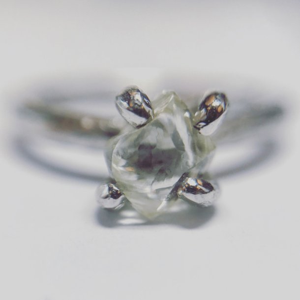 RING MED USLEBEN DIAMANT