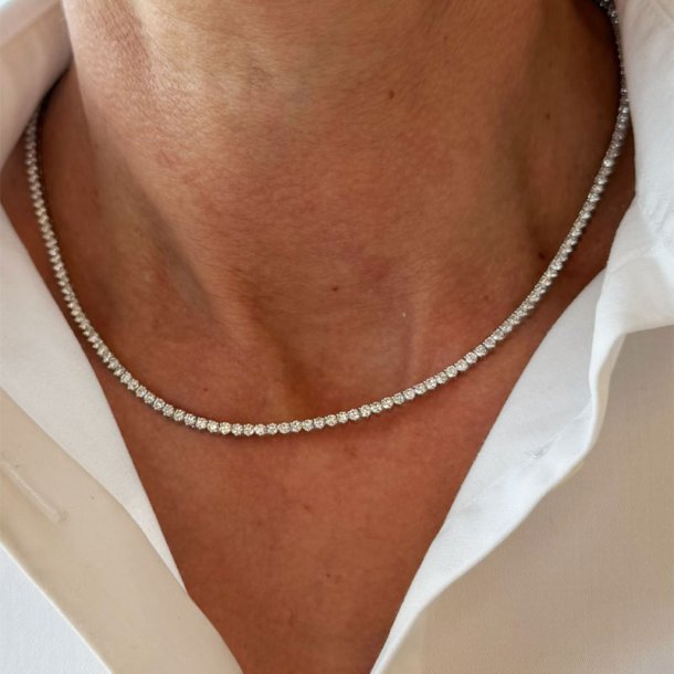 TENNISHALSK�DE i hvidguld med 6.26 ct.