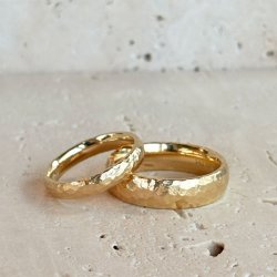 RUSTIKKE VIELSESRINGE i HAMRET GULD