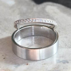 VIELSESRING I HVIDGULD MED DIAMANTER