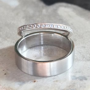 VIELSESRING I HVIDGULD MED DIAMANTER